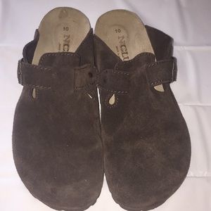 N Club slide onSZ 10 Women